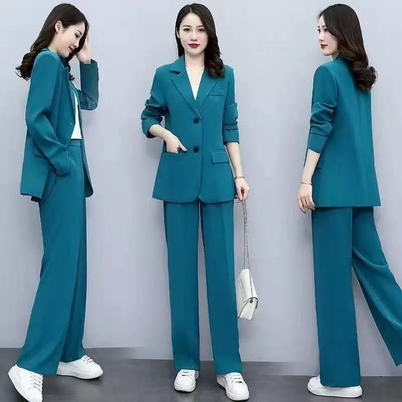 T1353  Women's suits