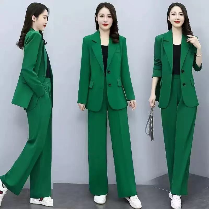 T1353  Women's suits