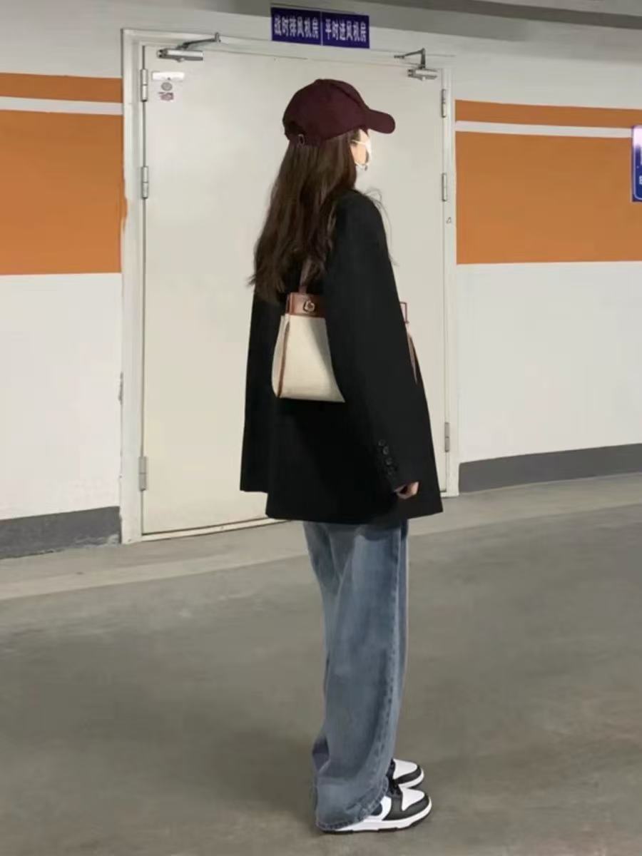 T1589  Women's suits